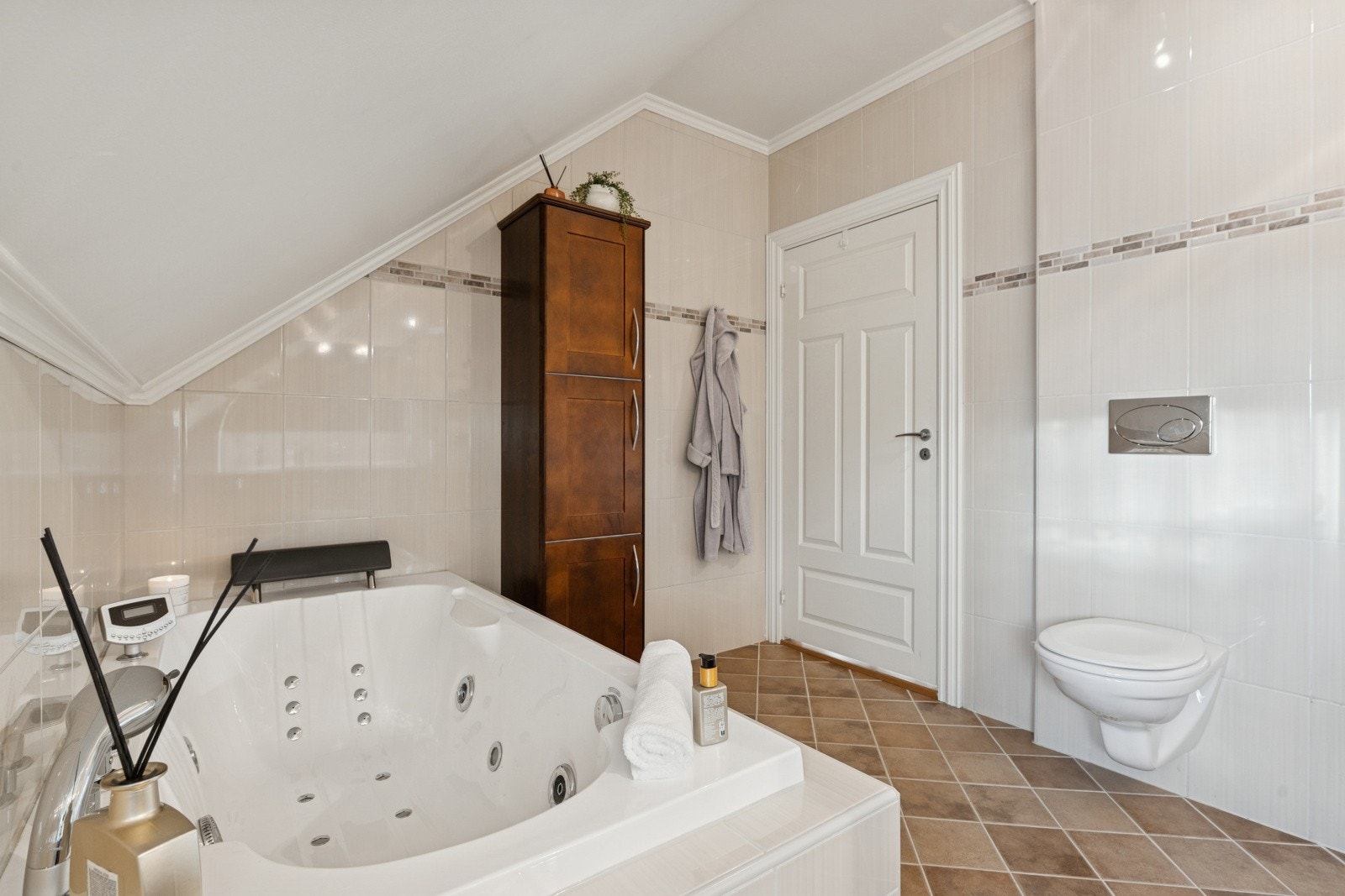 Badet er fra byggeår og har flislagte vegger, varmekabler i gulv og et tidløst uttrykk. Galleribilde