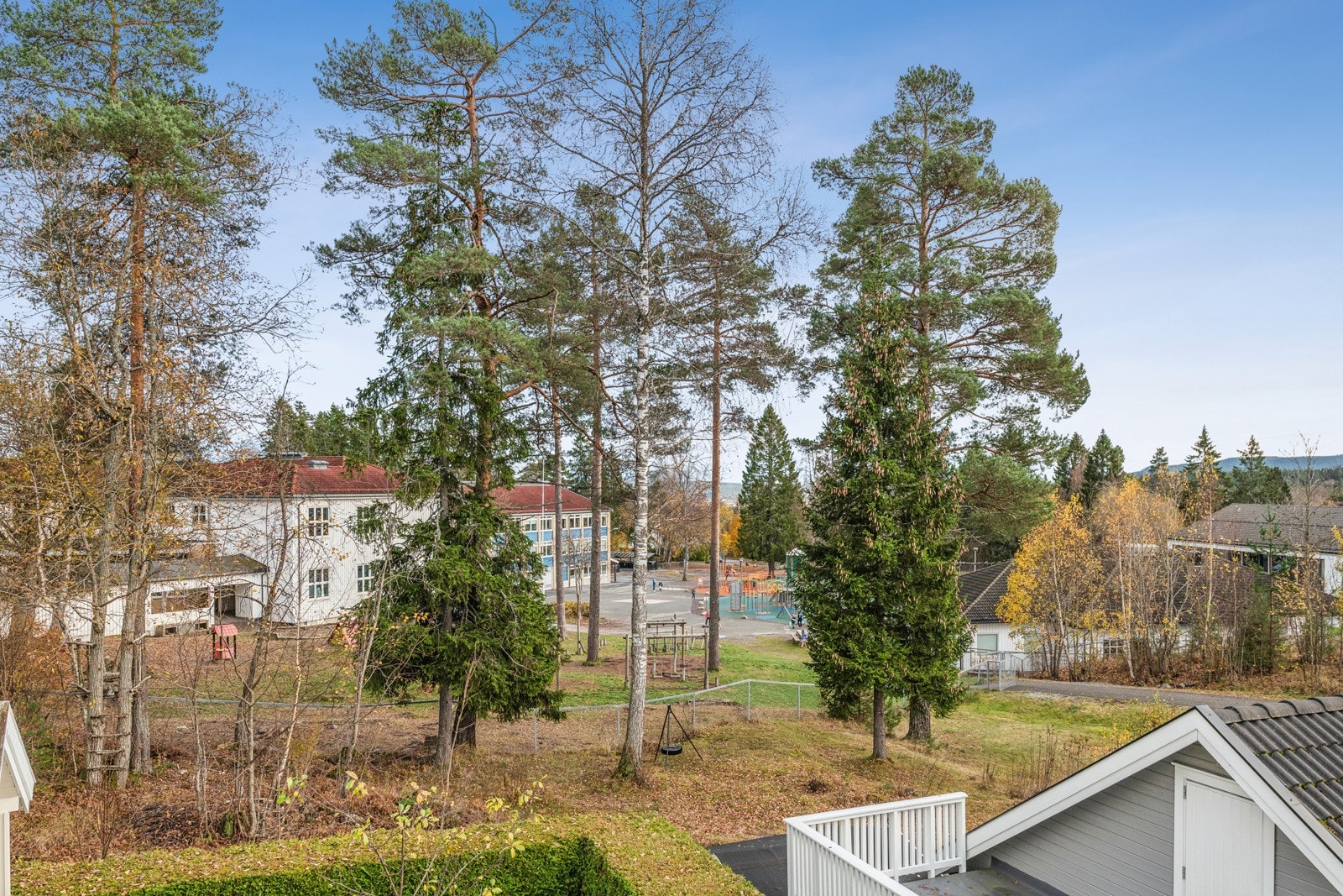 Attraktiv beliggenhet med Konnerud skole som nærmeste nabo - her har barna en trygg skolevei gjennom skogen. Galleribilde