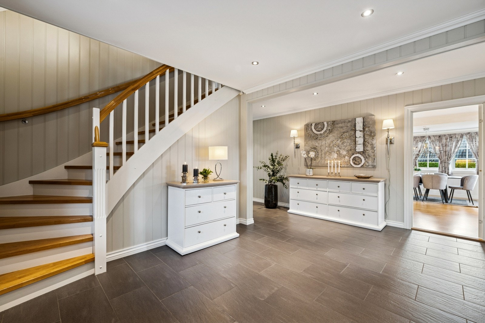 Lys og pen trapp opp til husets andre etasje. Galleribilde