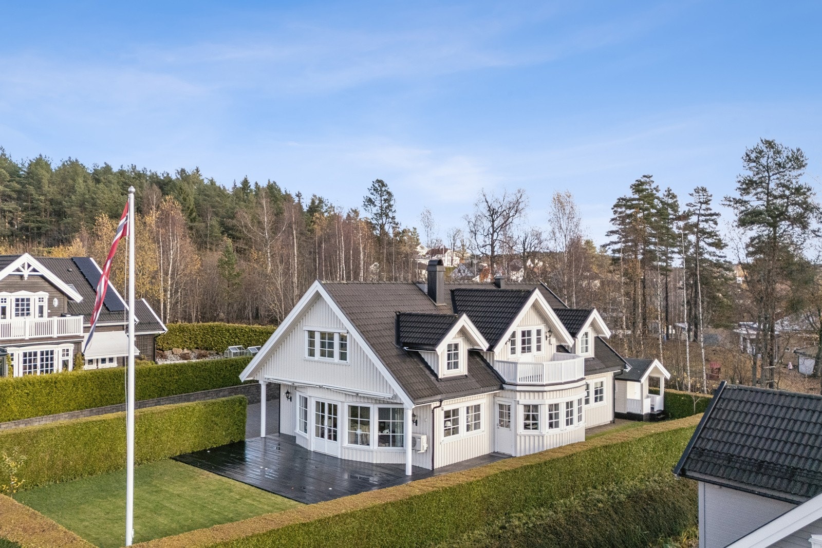 Flott eiendom med solid bygningsmasse og velstelte uteområder. Kort vei til Konnerud skole. Galleribilde