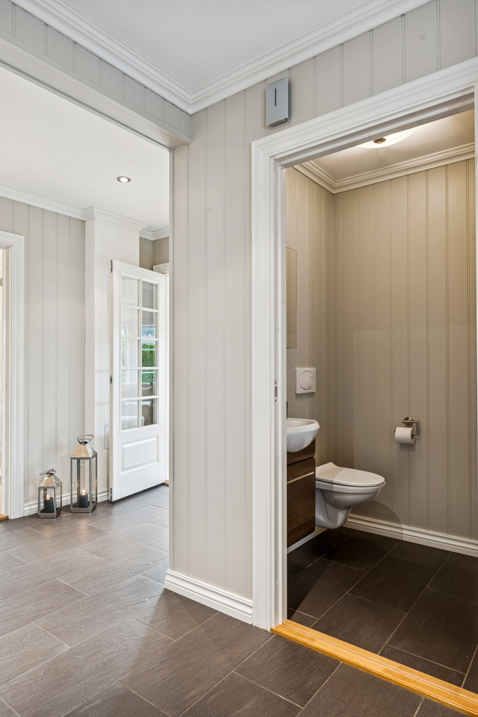 Fra gangen har man adkomst til et praktisk og pent toalettrom - en funksjonell løsning i hverdagen. Galleribilde