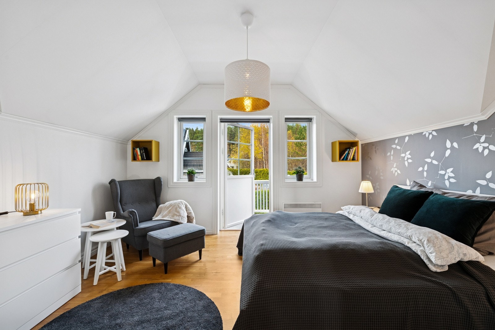 Soverom 3 av god størrelse med utgang til balkong mot nordøst - her nyter du morgensolen og utsikten over gårdsplassen. Galleribilde