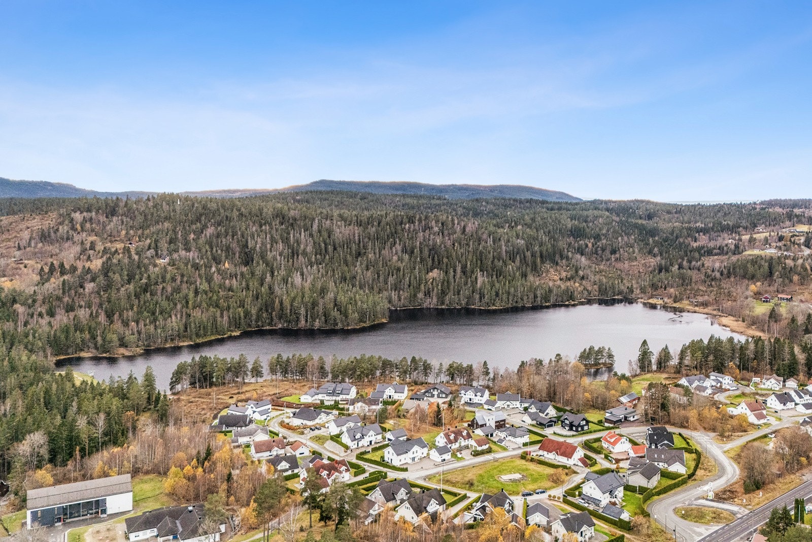 Boligen ligger i naturskjønne omgivelser med kort vei til turområder og det populære badevannet Stordammen. Galleribilde