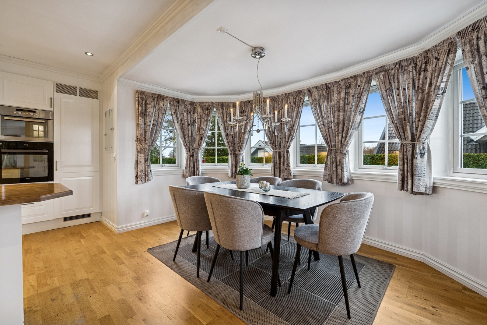 Spiseplass i sjarmerende karnapp med store vinduer som slipper inn rikelig med dagslys. Galleribilde