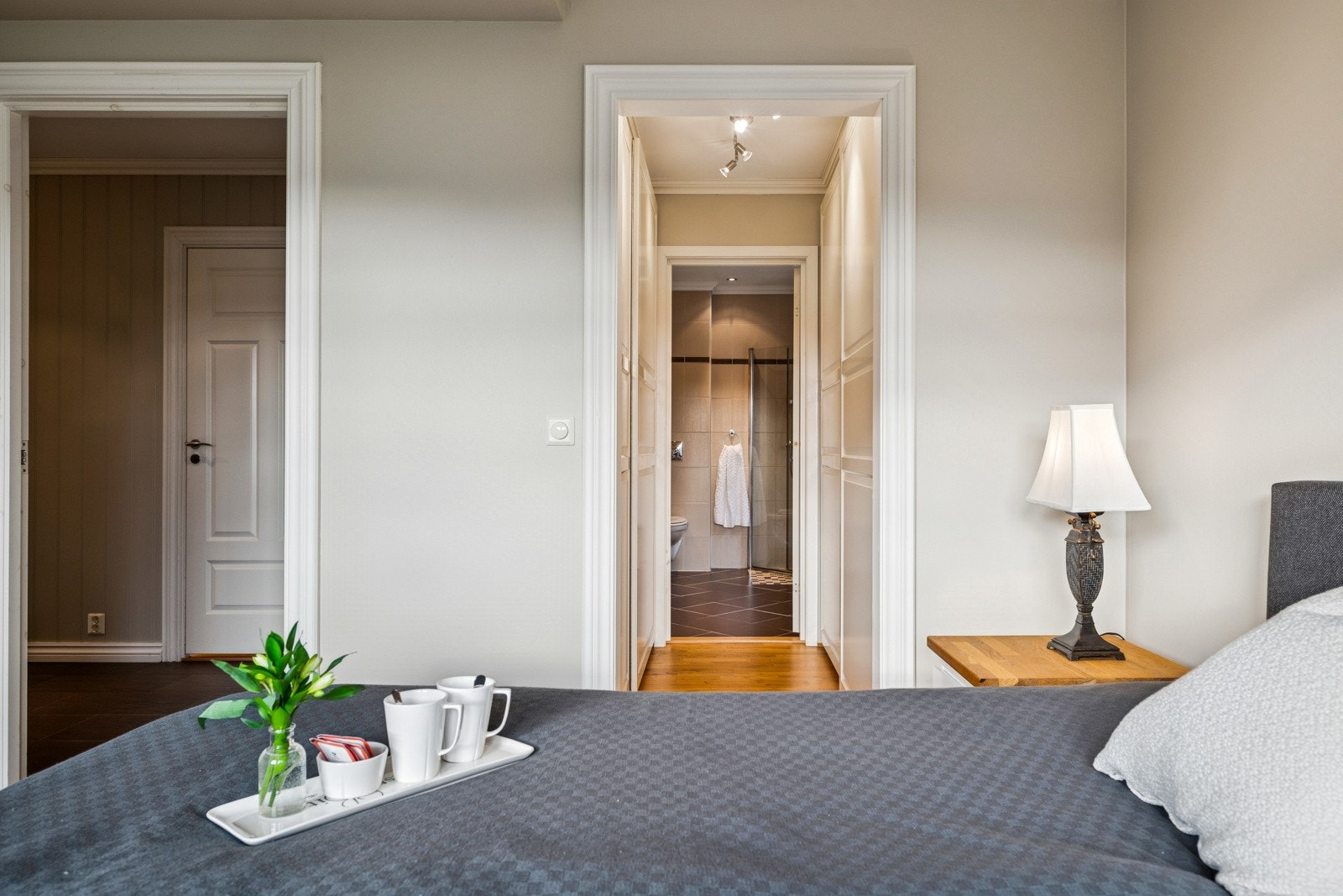 Fra hovedsoverommet har du eget garderoberom med adkomst videre til et tilhørende bad. Galleribilde