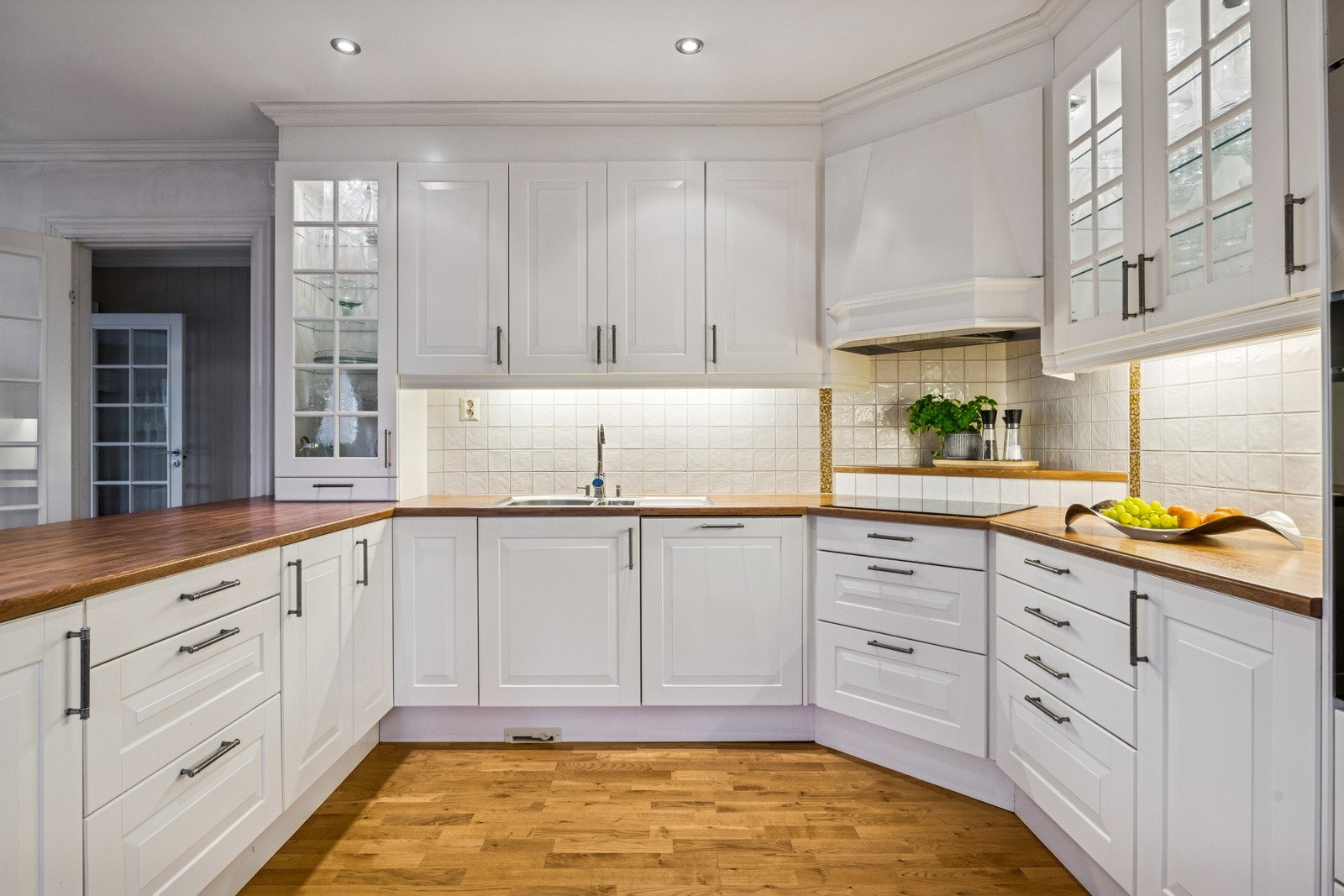 Kjøkkenet byr på store arbeidsflater og godt med skap - og skuffeplass som gjør matlagingen både enkel og effektiv. Galleribilde