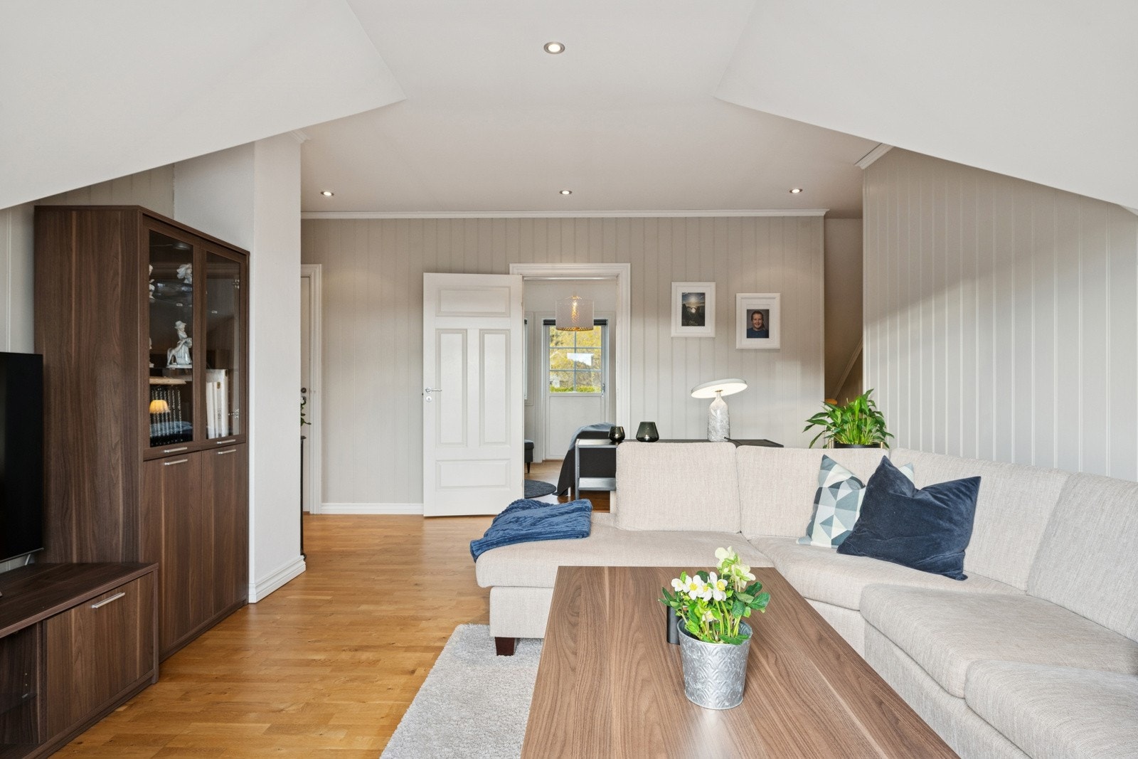 Trivelig loftsstue med behagelige fargetoner, god takhøyde og rom for både avslapning og samvær. Galleribilde