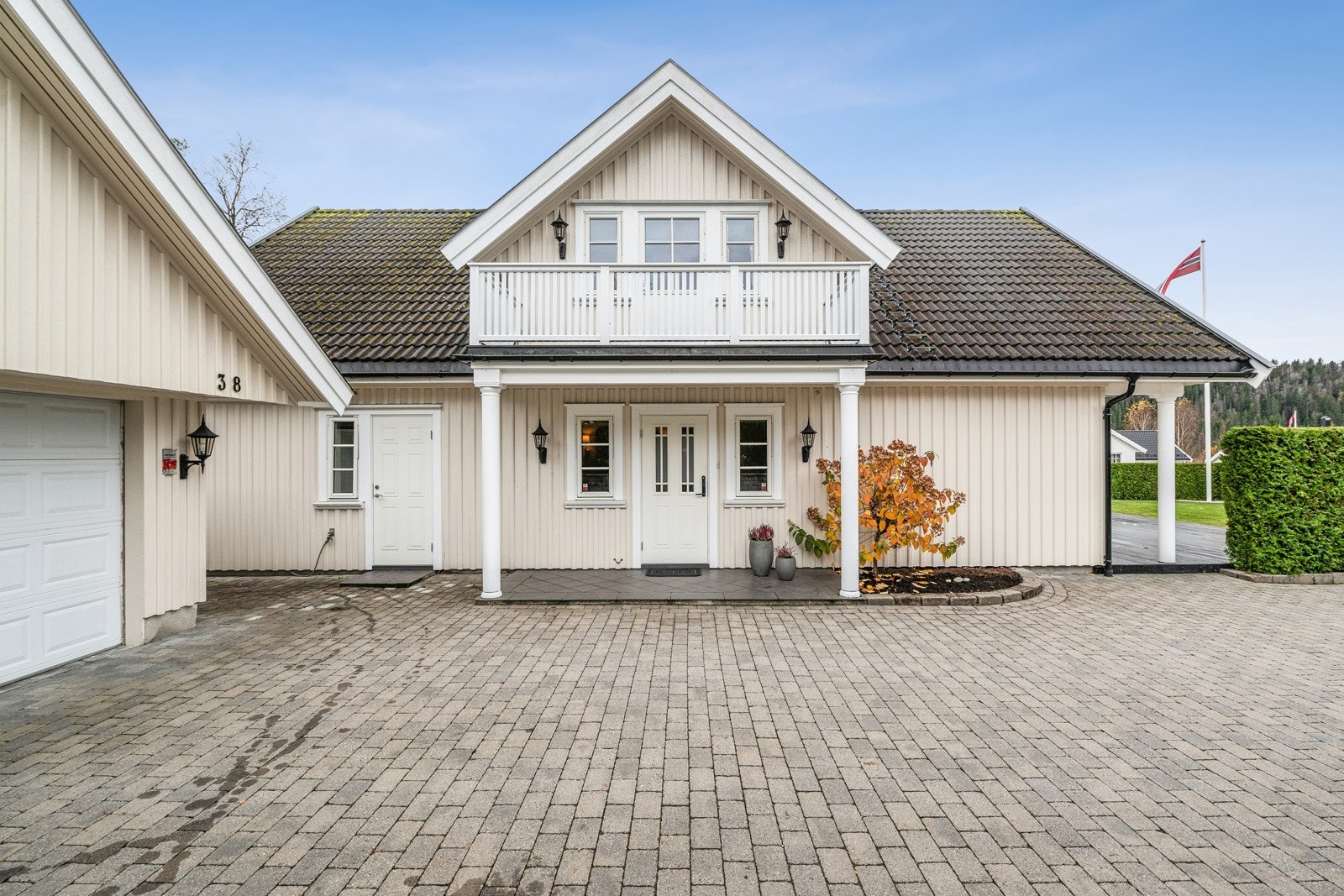 Innbydende inngangsparti med romslig oppkjørsel og direkte tilknytning til dobbelgarasje. Galleribilde