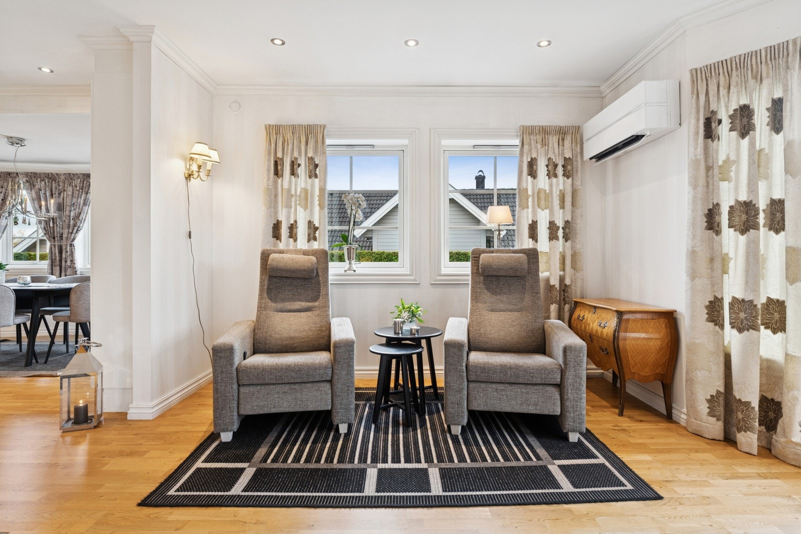 Behagelig inneklima med varmepumpe og god plass til sittegruppe. Galleribilde