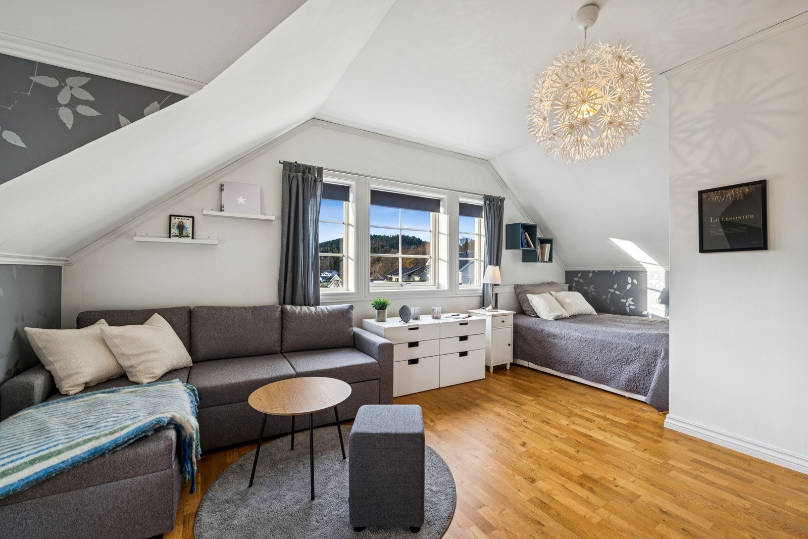 Stort og lyst soverom med gode oppbevaringsmuligheter og plass til både seng og sofa - perfekt som ungdomsrom. Galleribilde