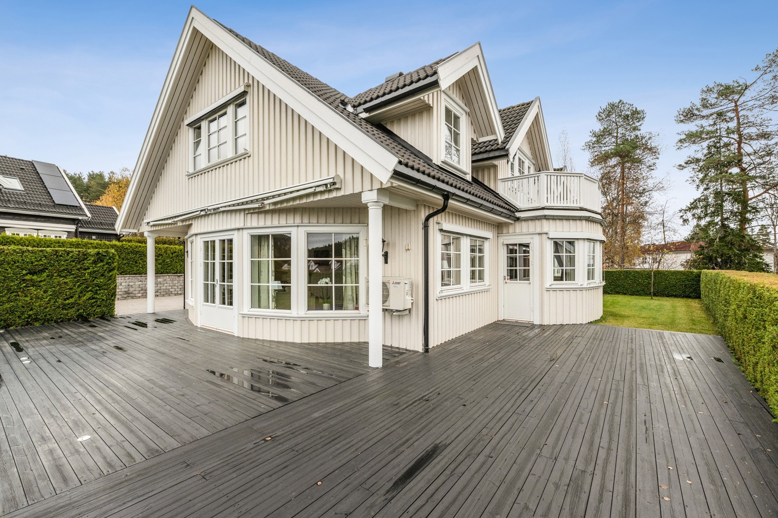 Pent opparbeidet uteområde med romslig terrasse og skjermet beliggenhet. Galleribilde