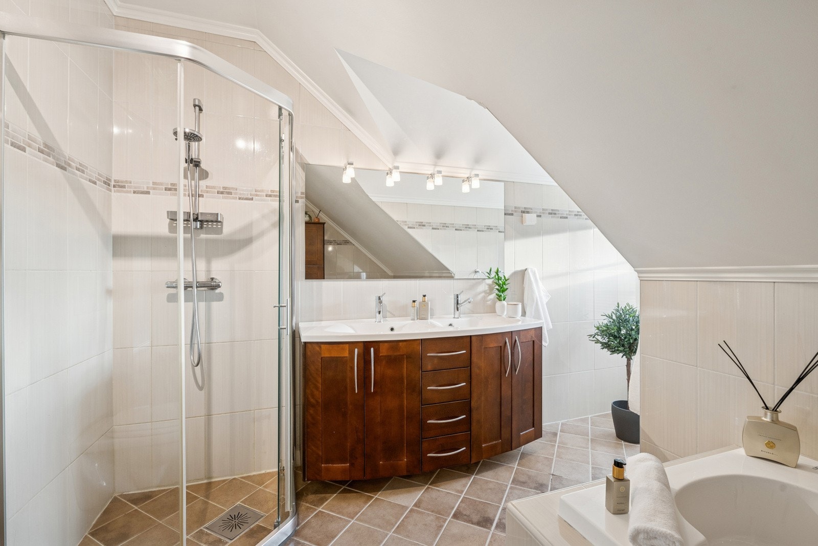 Badet i 2. etasje er av god størrelse og byr på både dusj og badekar - alt du trenger for komfort i hverdagen. Galleribilde