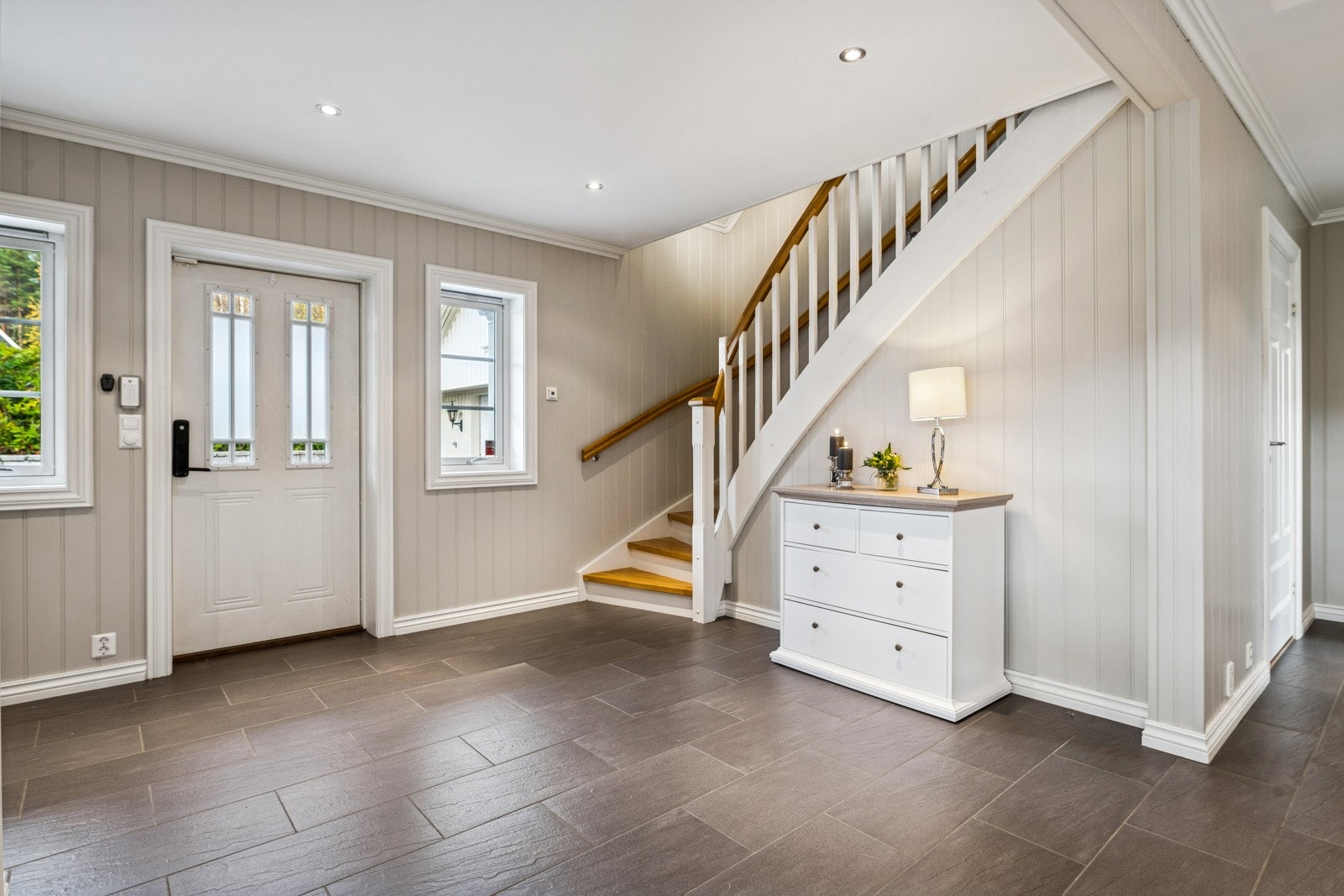 Velkommen inn! Innenfor inngangsdøren møter du en lys og innbydende entré med god plass til oppbevaring. Galleribilde