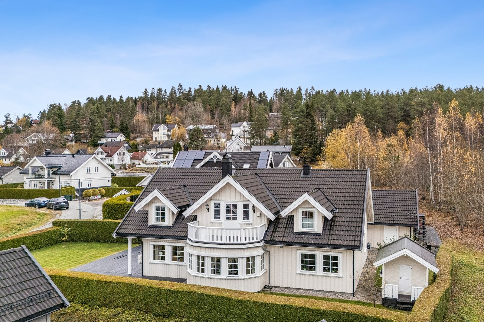 En sjarmerende og innholdsrik enebolig med idyllisk hage beliggende i et etterspurt område på Konnerud. Galleribilde
