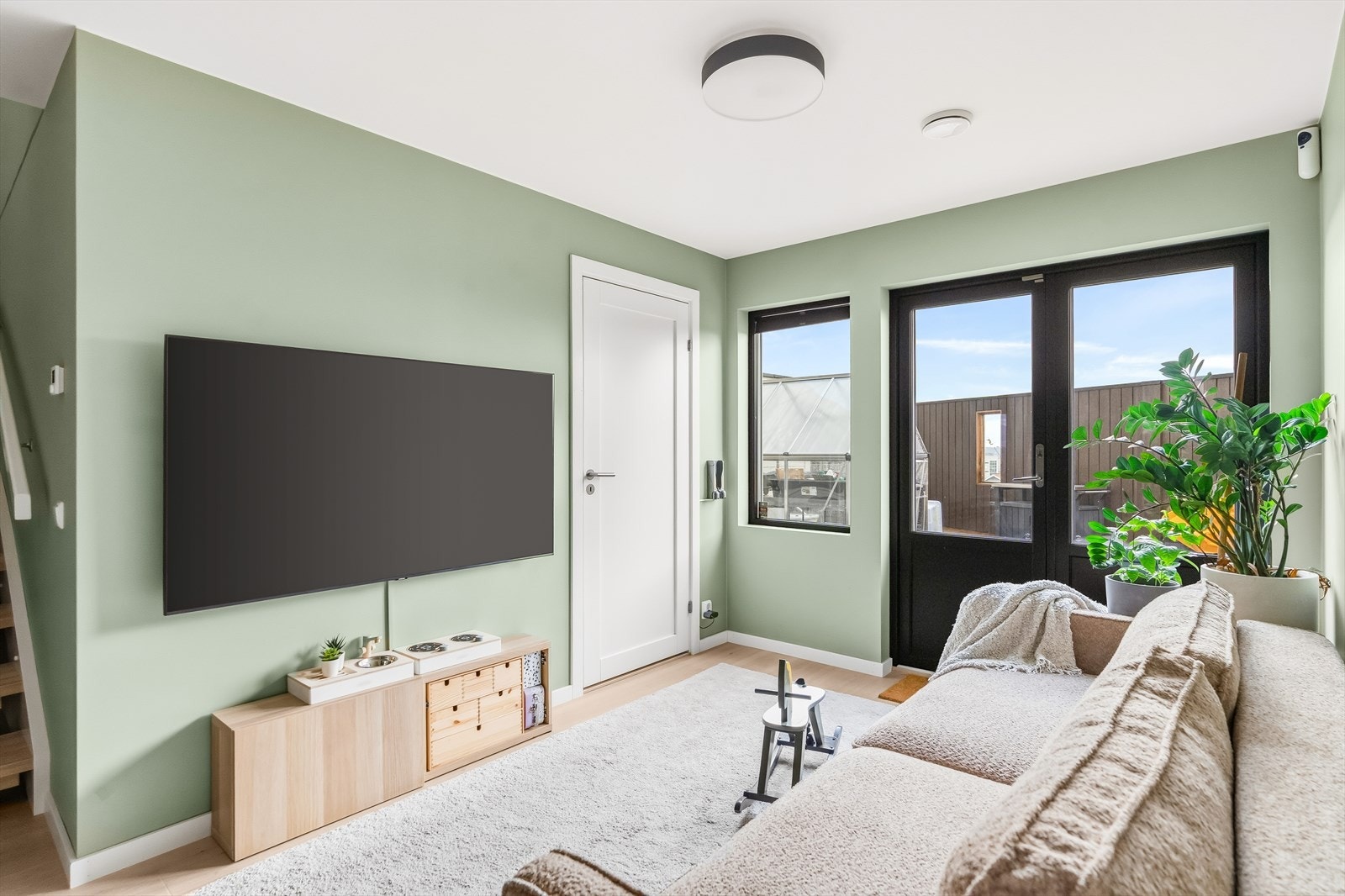 Her er det god plass til en romslig sofagruppe og tilhørende mediemøblement. Galleribilde