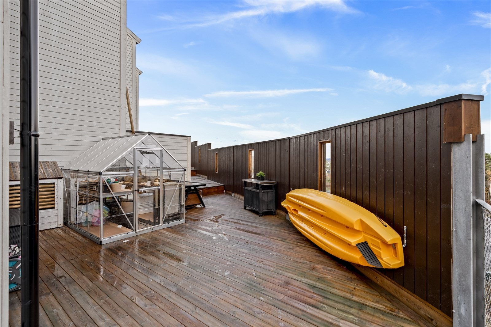 Østvendt terrasse med adkomst fra stuen i underetasjen. Terrassen er på 36 kvm og har god plass til sittegruppe og beplantning. Galleribilde