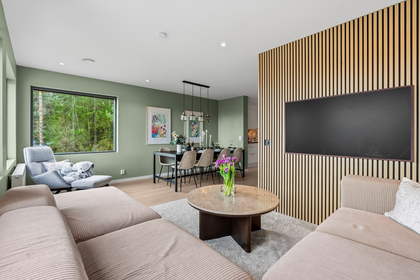 Det er en god planløsning med luftige rom og store vindusflater. Galleribilde