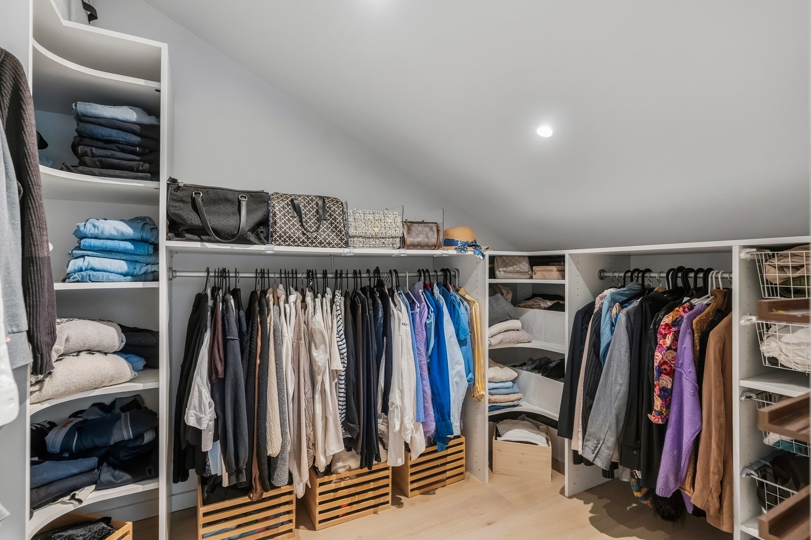 Skyvedør inn til garderoberom fra soverommet. Galleribilde