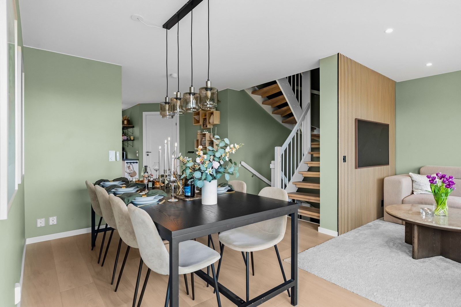 Spisestuen har sin naturlige plass mellom sofakroken og kjøkkenet. Galleribilde