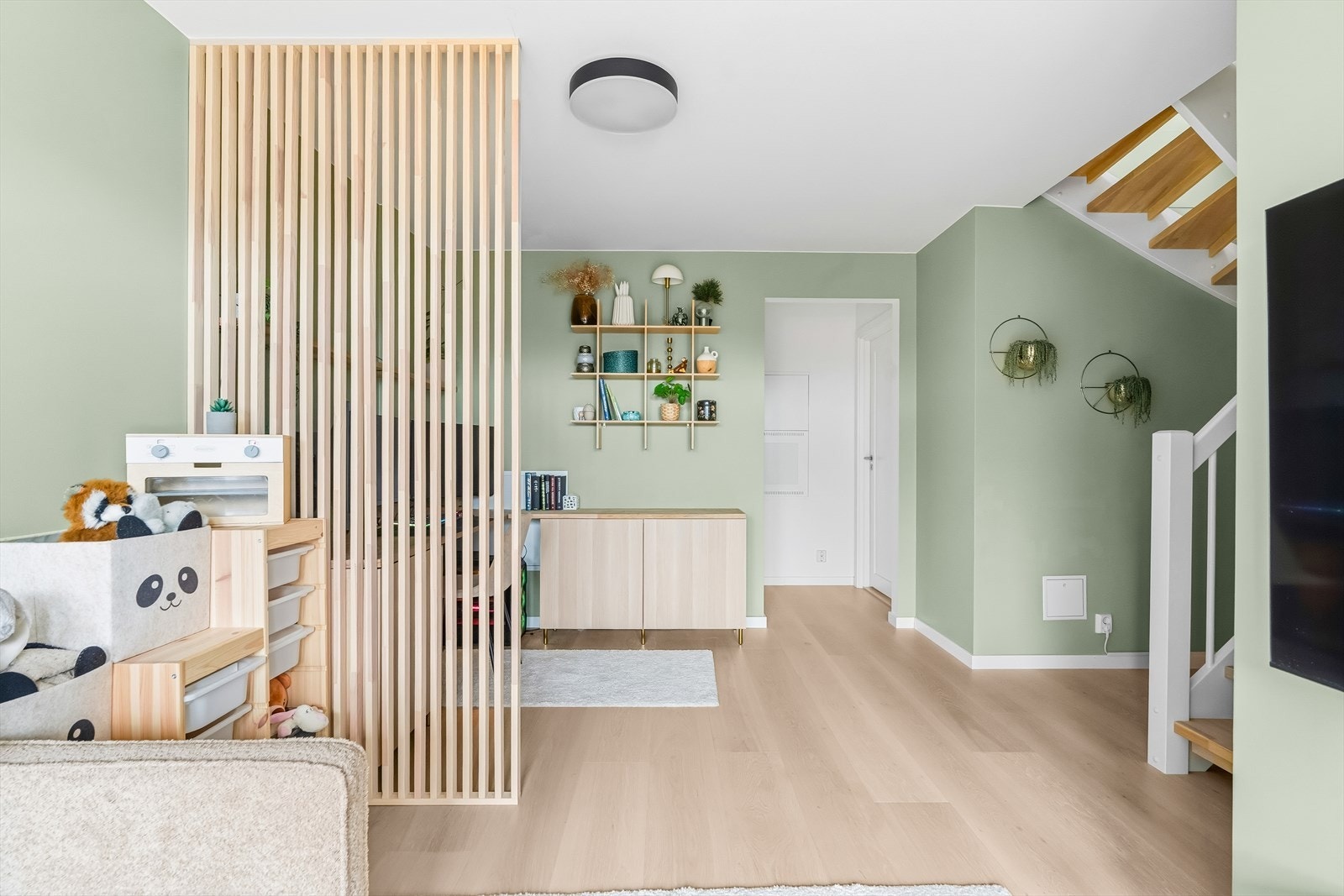 Det er satt opp spilevegg som en romdeler. Galleribilde