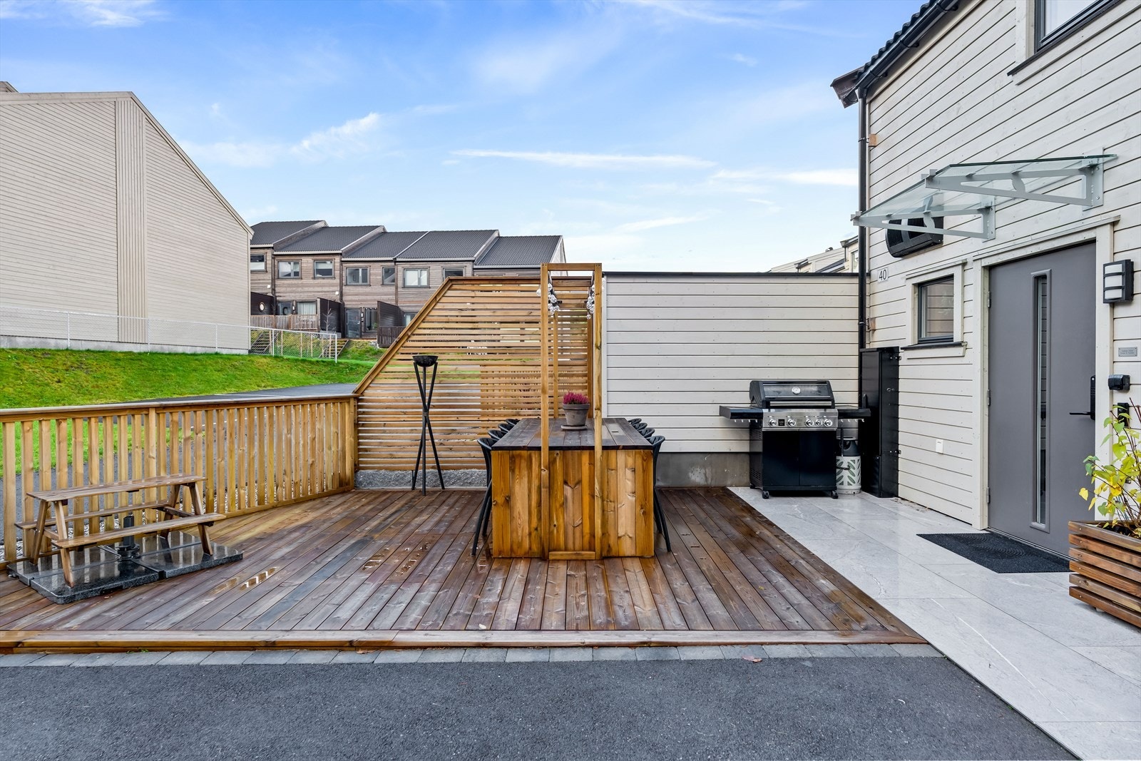 Vestvendt terrasse på 19 kvm med gode solforhold. Galleribilde