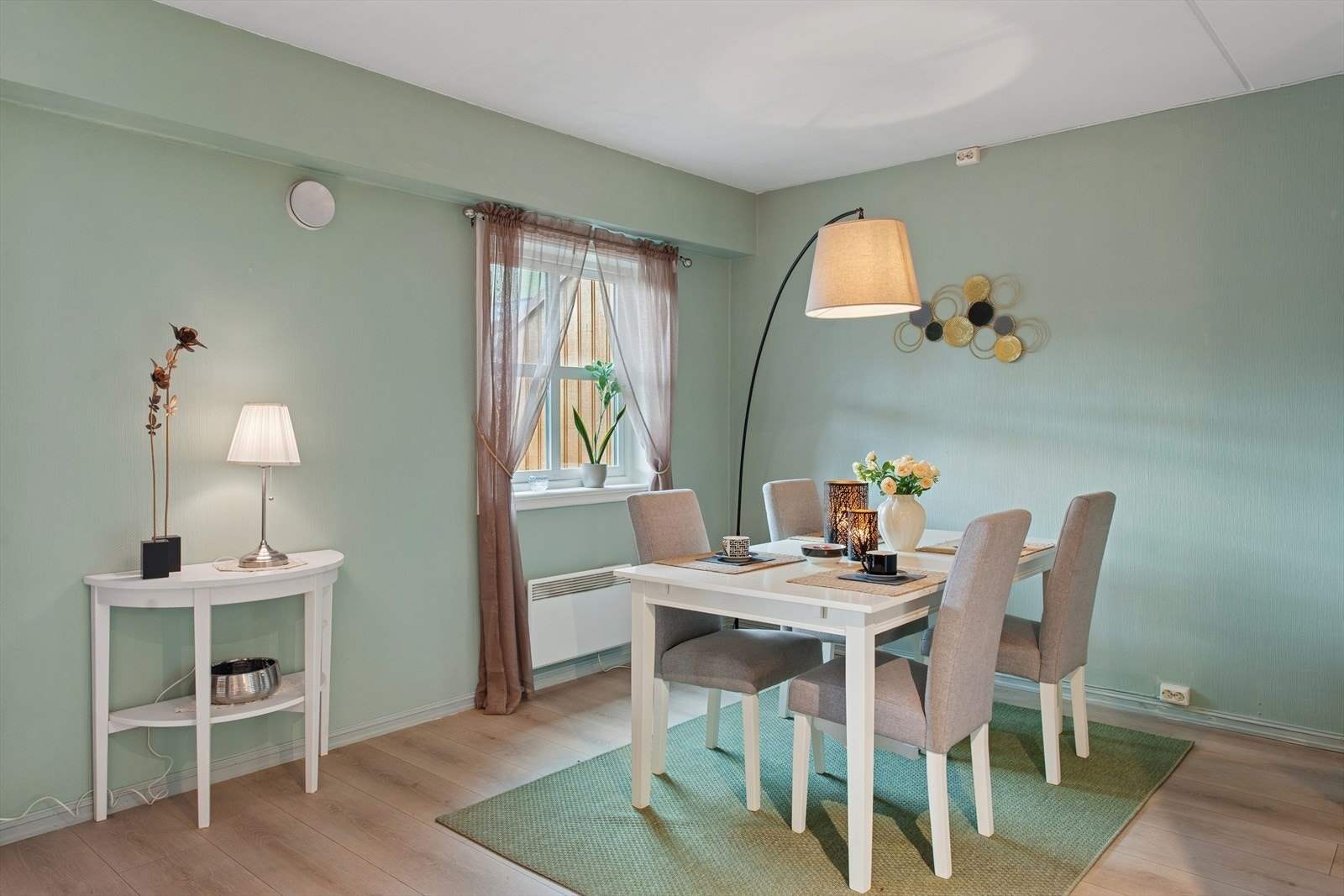 Lyst og trivelig spiseområde med utsikt mot hagen. Galleribilde