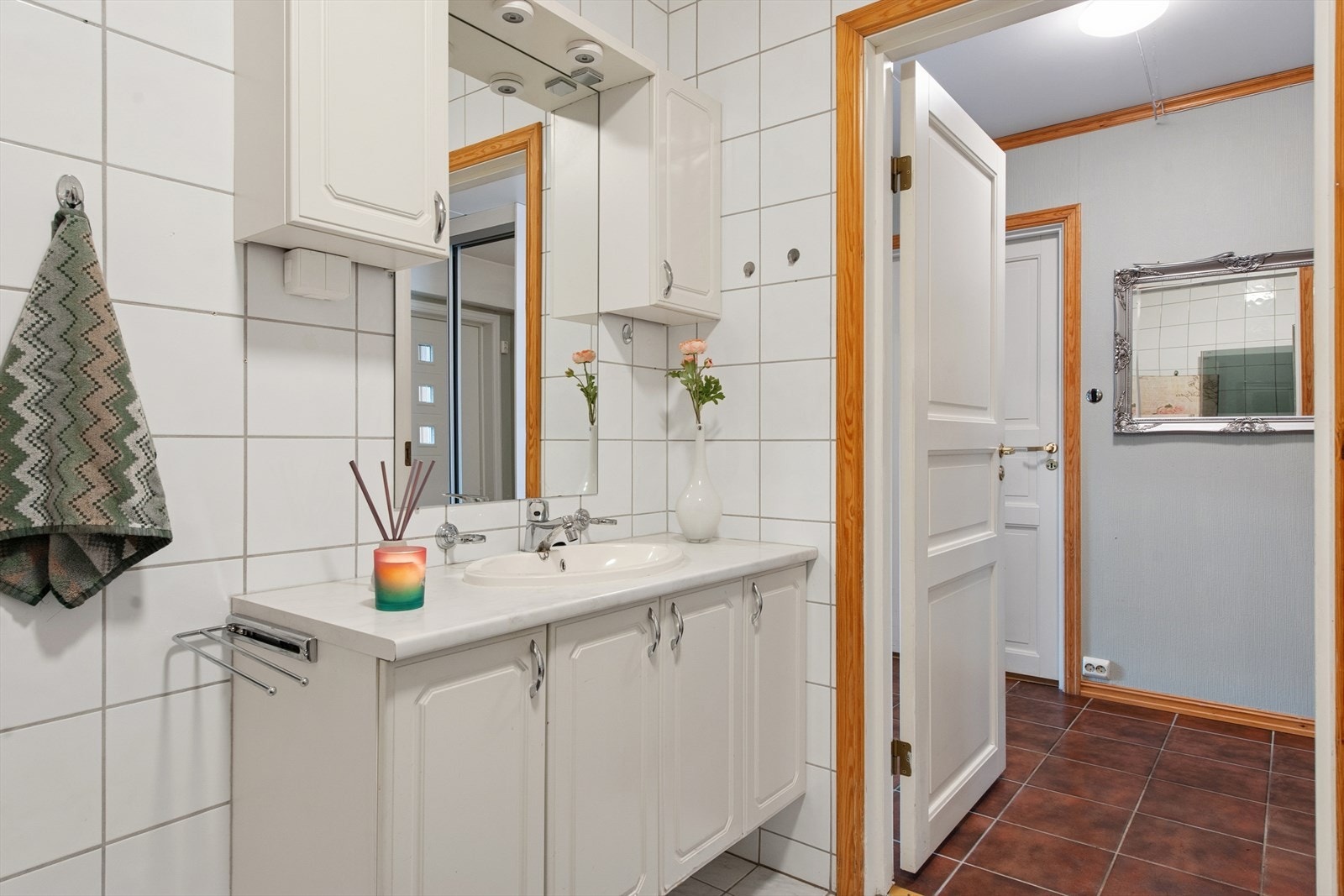 Baderommet er flislagt og har dusjhjørne, toalett, servant med underskap og opplegg til vaskemaskin. Galleribilde