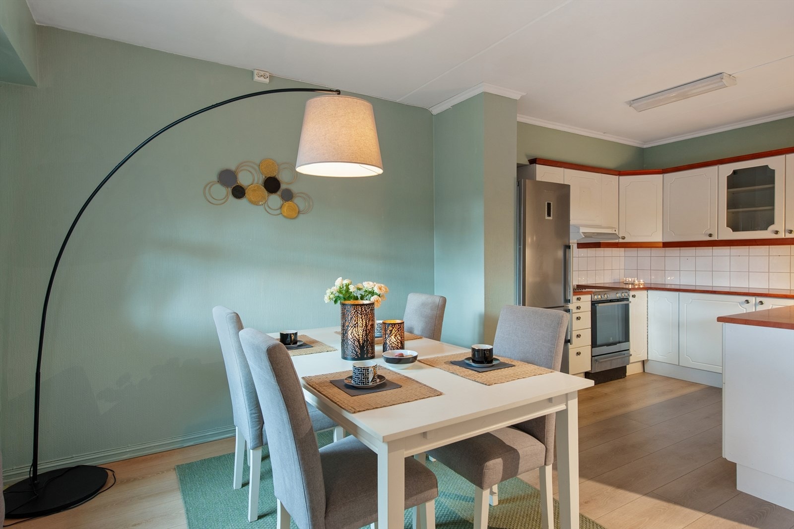 Spisestue med plass til hele familien - ideell for både hverdag og fest. Galleribilde