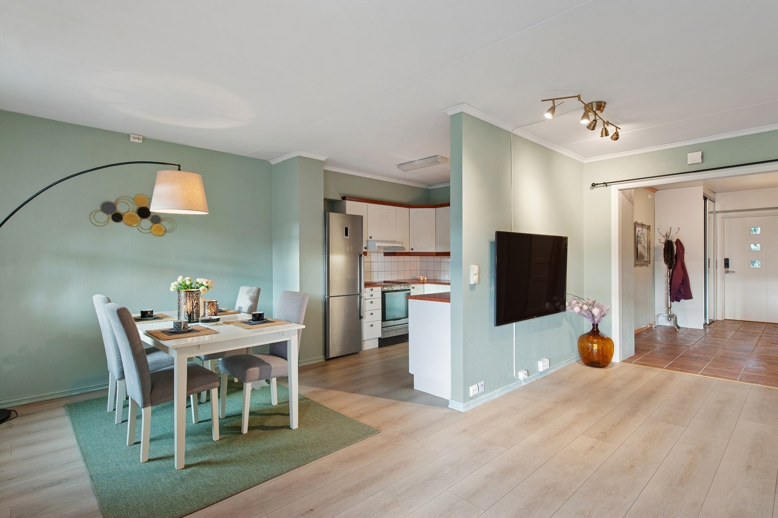 Lyst og innbydende kjøkken med åpen løsning mot stue - perfekt for sosial matlaging. Galleribilde