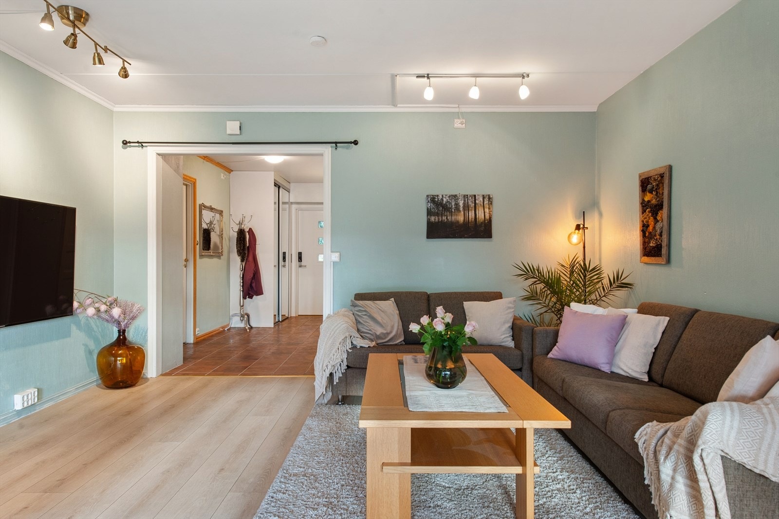 God plass til både sofagruppe og TV-løsning - et naturlig samlingspunkt i hjemmet. Galleribilde