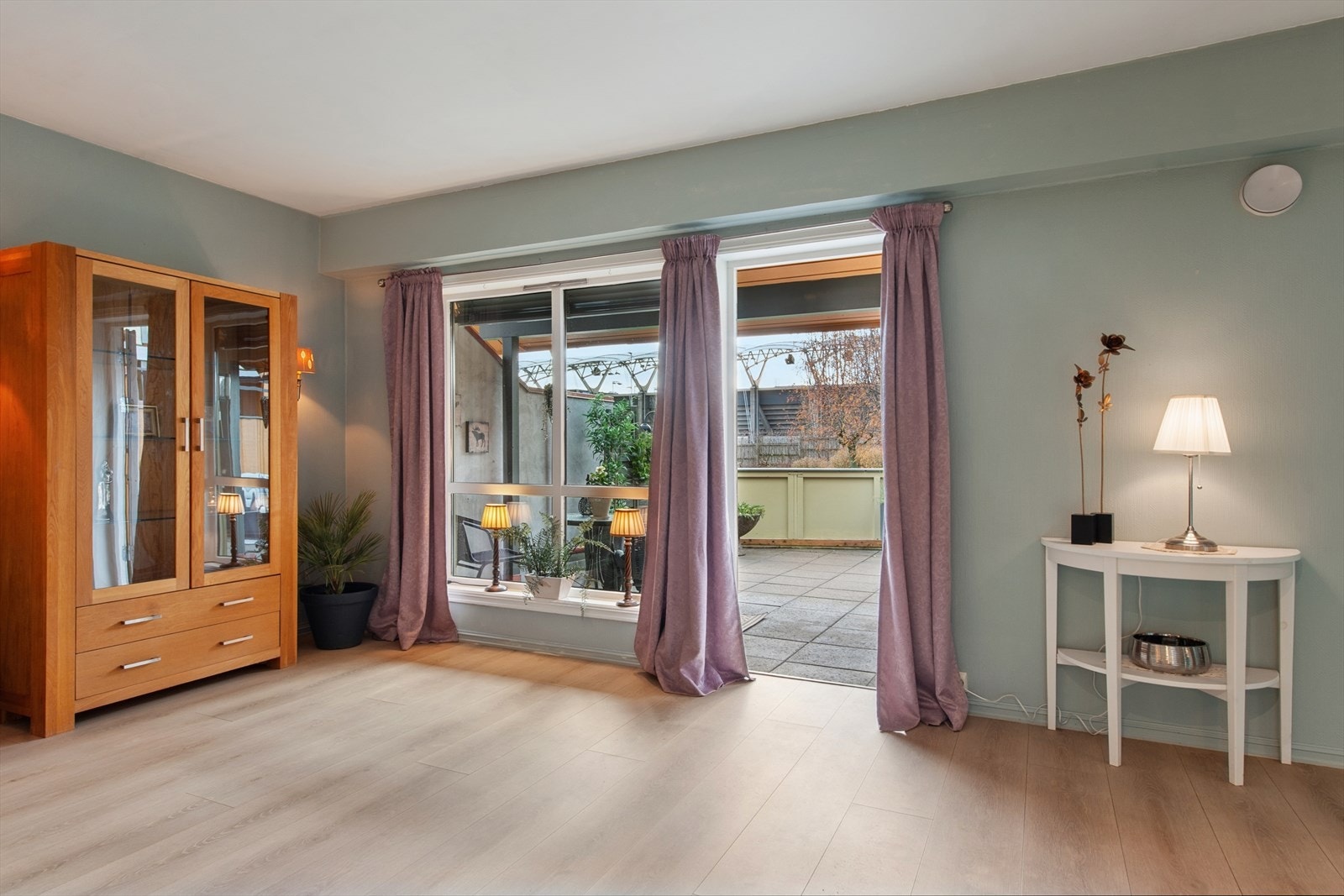 Terrassen har enkel adkomst via stuen. Galleribilde