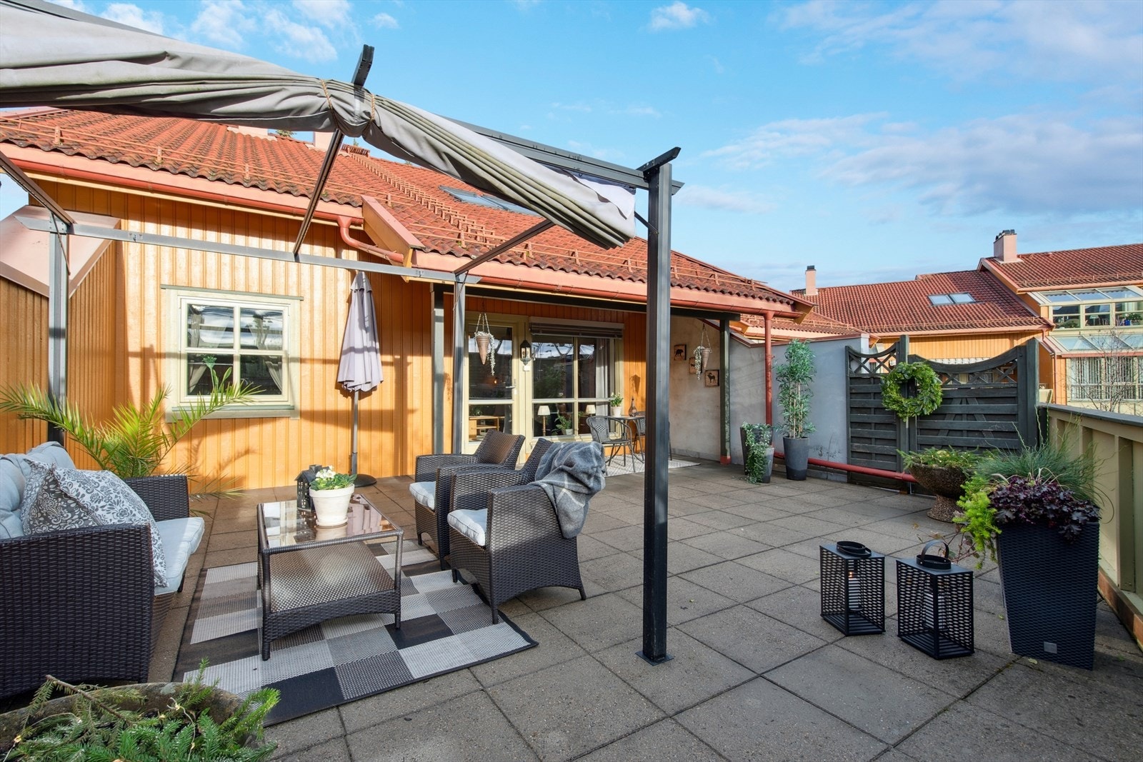 Leiligheten har en solrik terrasse med god plass til utemøbler - perfekt for lange sommerkvelder. Galleribilde