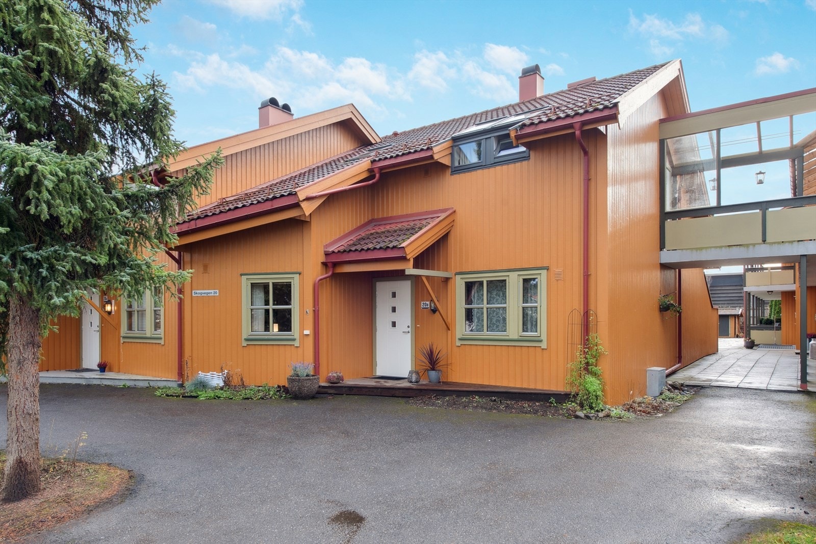 Enkel parkering ved inngangsparti eller i felles garasjeanlegg i kjeller. Galleribilde