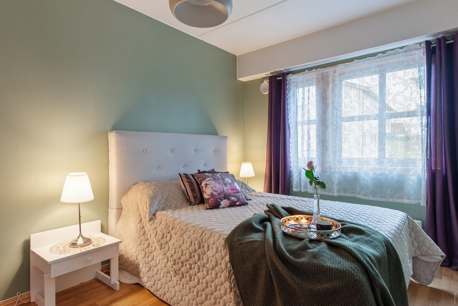 Boligen har 2 romslige soverom med plass til ulike garderobeskap og møbler. Galleribilde