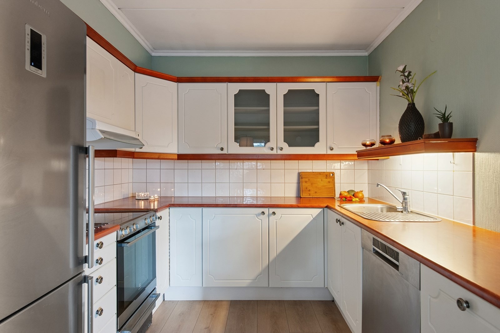 Kjøkken med kjøl/fryseskap, komfyr og oppvaskmaskin. Galleribilde