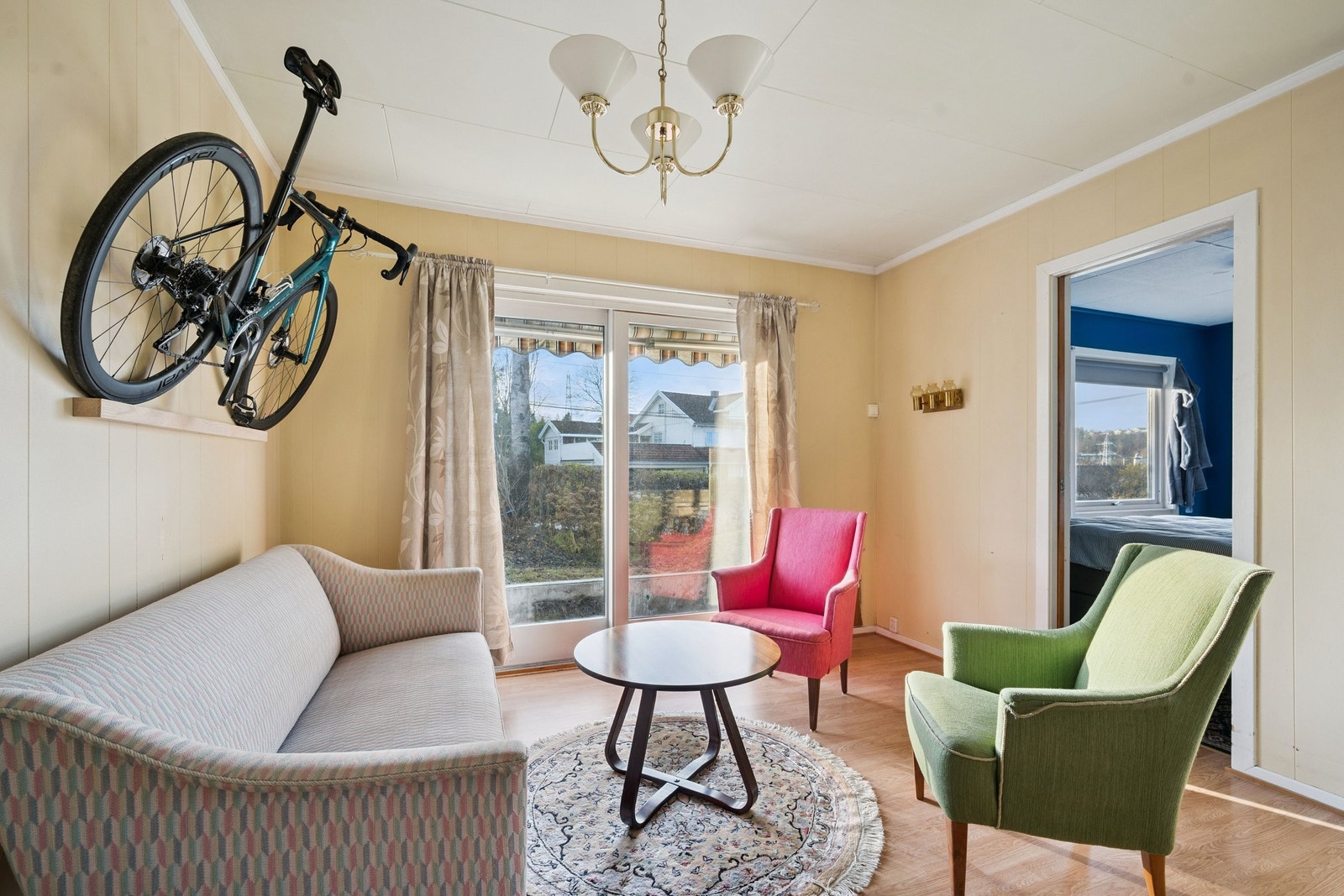 Stue med utgang til veranda i 1. etasje Galleribilde