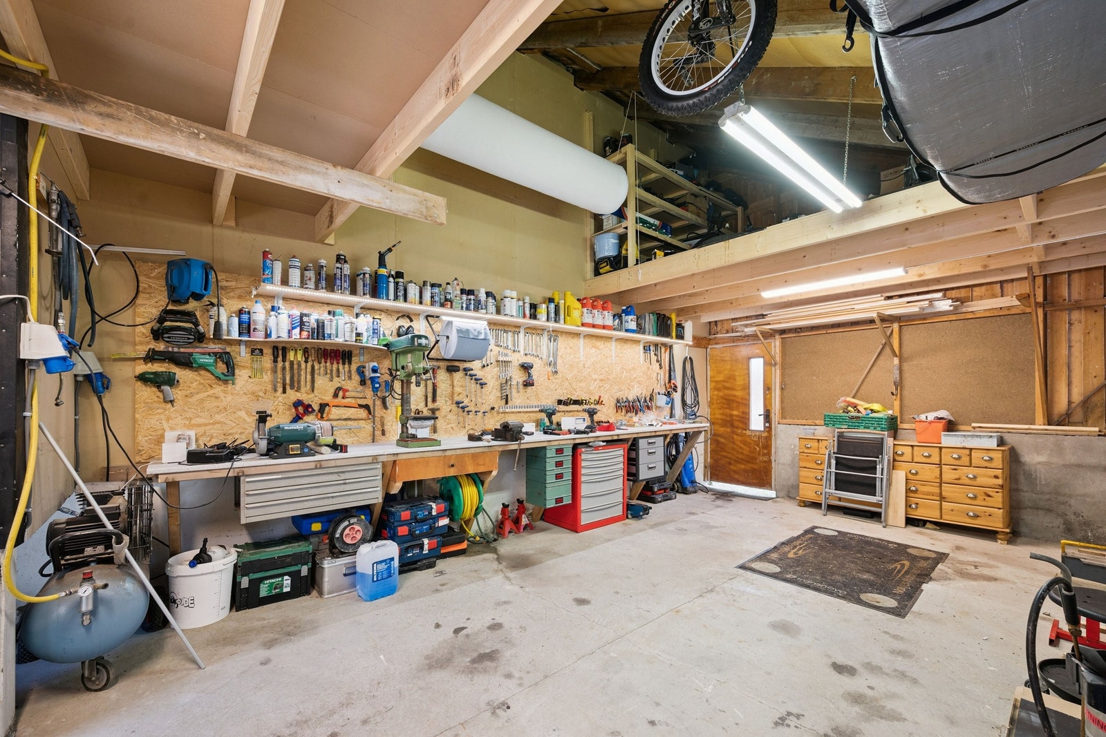 Romslig garasje med høyt under taket og hems Galleribilde