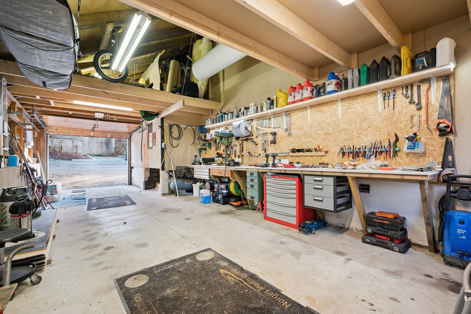 Romslig garasje med høyt under taket og hems Galleribilde