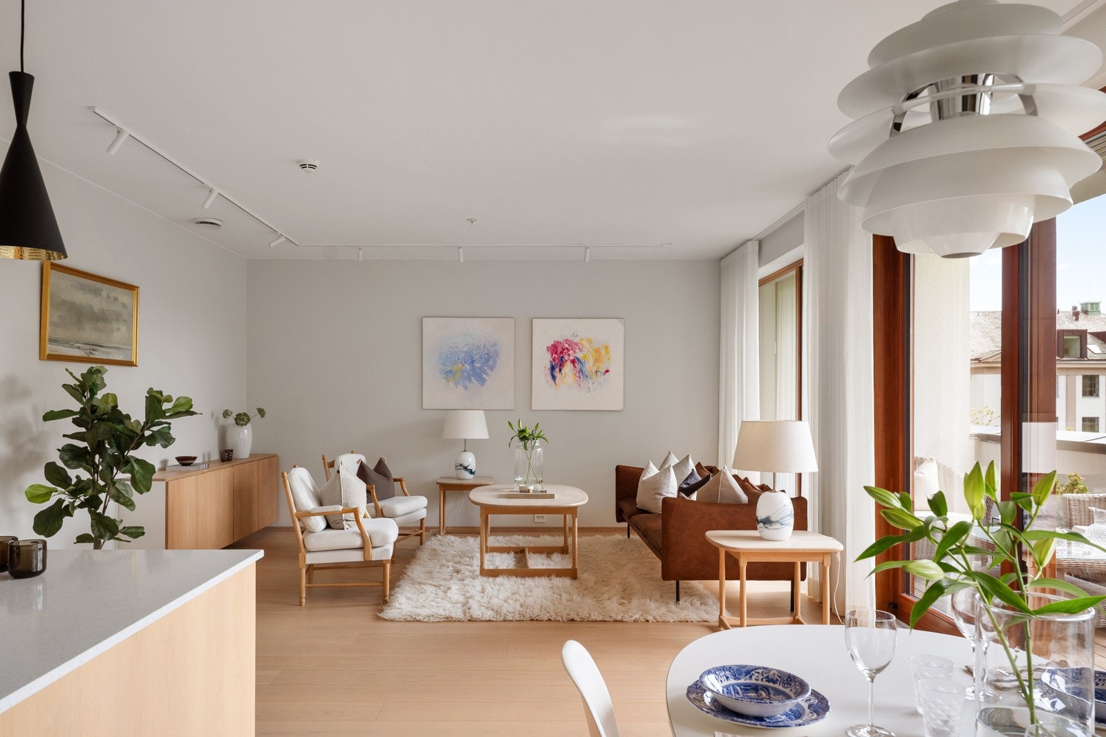 Stuen er stor og luftig med nesten takhøye vinduer mot sydøst og skyvedører ut til en deilig, overbygd balkong på hele 18 kvm. Galleribilde