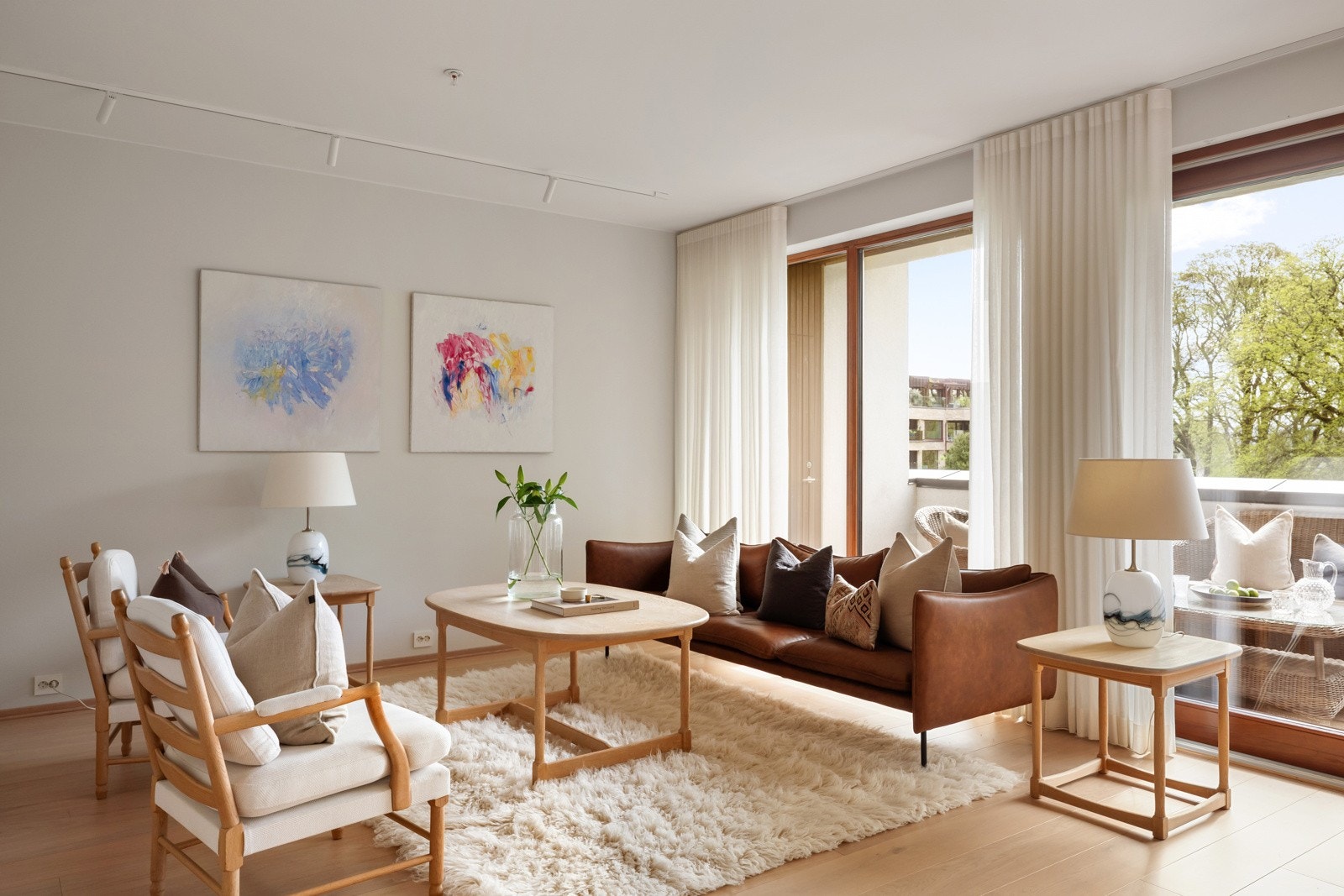 Takhøyde på 2,74 meter understreker den lette atmosfæren og det er montert spotbelysning i hvitmalt, listefri himling. Veggene er lysmalt med en mørk fondvegg og gulvet har enstavs parkett med vannbåren varme. Galleribilde