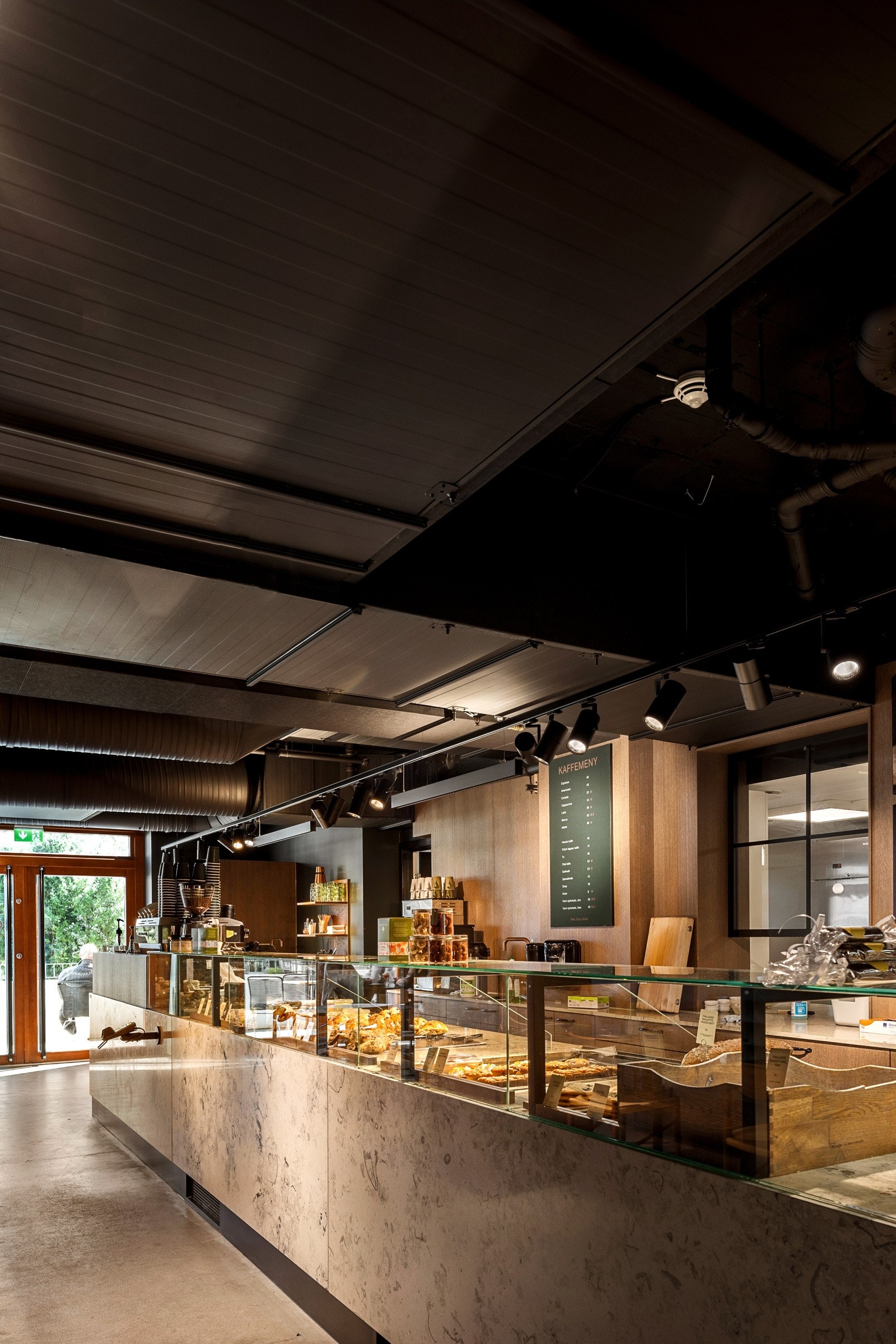 Nybakt brød kan kjøbes på kanelsnurren som ligger i samme bygg. Galleribilde