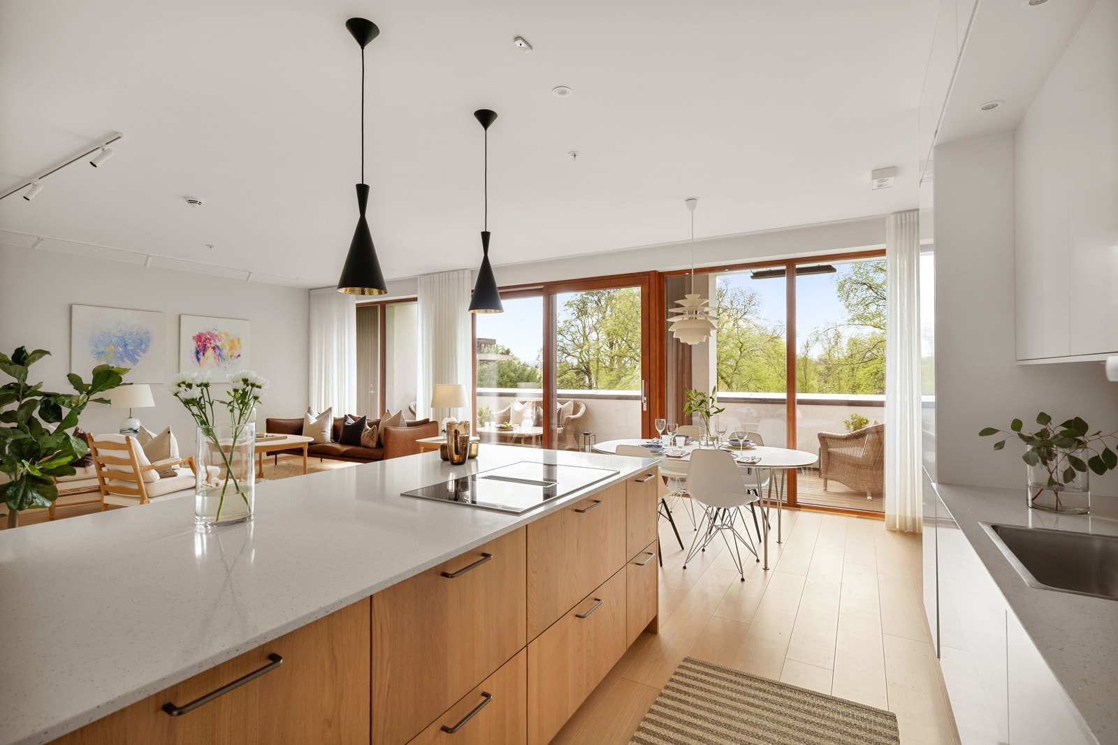 Sonen har downlights i taket, benkebelysning og to pendellamper over øya, noe som gir godt arbeidslys. Galleribilde