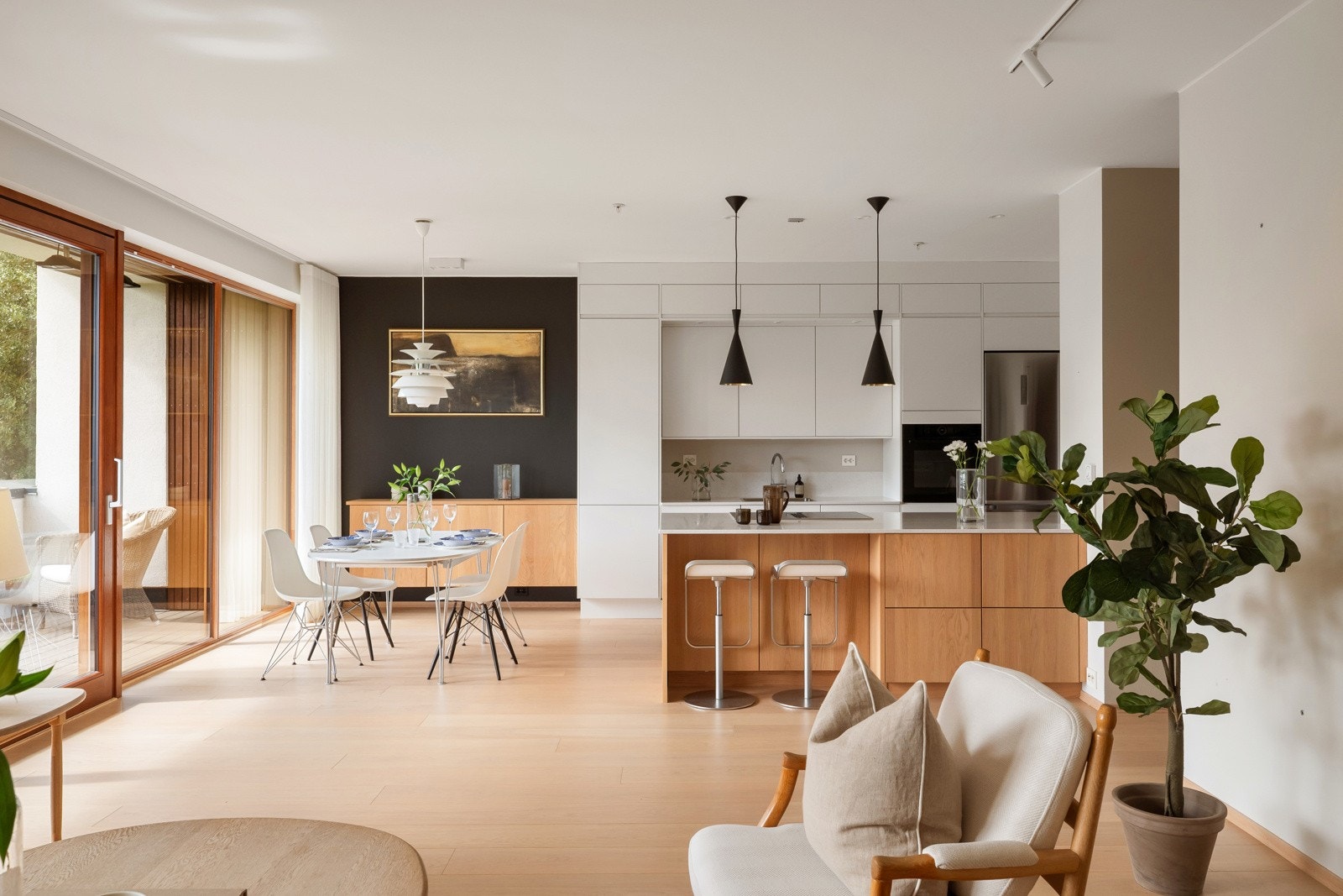 Leiligheten ligger i andre etasje med heis og har gjennomgående planløsning, lyse, luftige rom og takhøyde på ca. 2,74 meter. Galleribilde