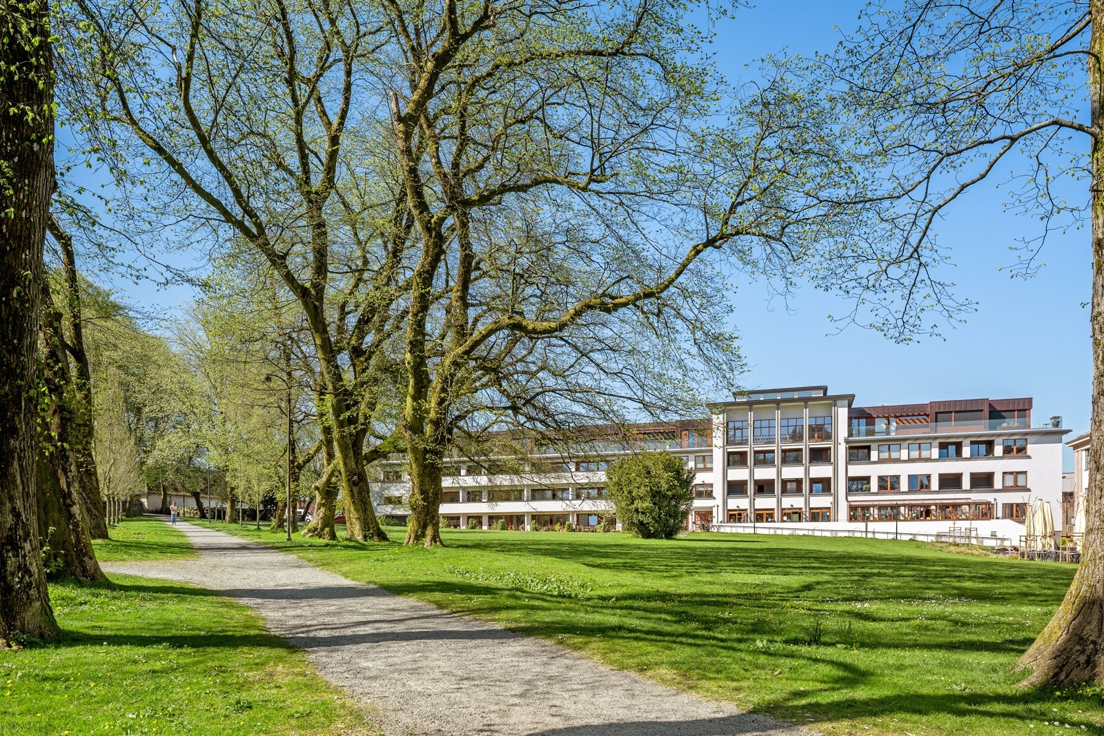 Leiligheten har umiddelbar nærhet til skoler og idrettsanlegget rundt Stavanger stadion, med friidrettsbane, fotballbaner, ballbinge og en rekke leke- og aktivitetsområder. Galleribilde