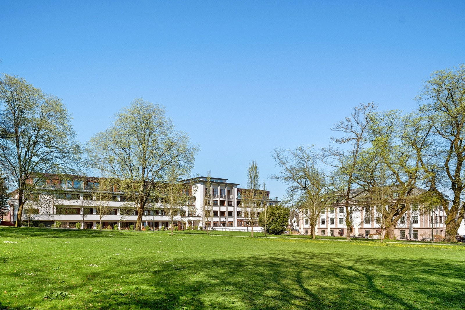Eiendommen ligger i et veletablert, sentrumsnært og meget etterspurt boligområde på Eiganes, rett utenfor Stavanger sentrum. Det er ca. 450 m i luftlinje til Vågen, og ca 1 km i luftlinje til idylliske Mosvatnet. Galleribilde