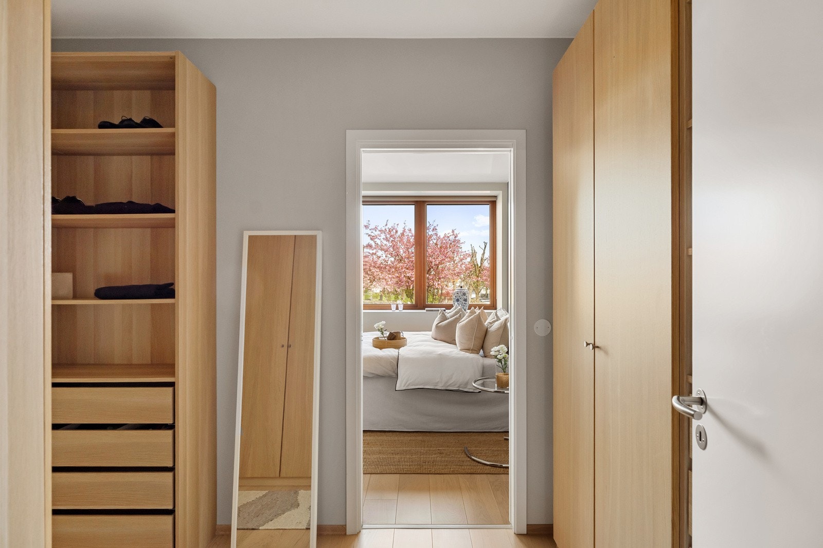 Leiligheten har to gode soverom, det ene i suiteløsning med eget omkledningsrom og bad. Galleribilde