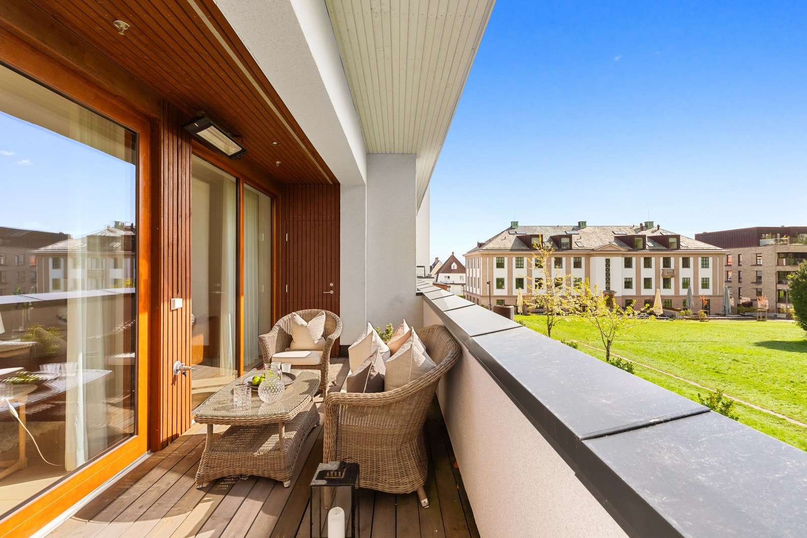 Veggen mot leiligheten og deler av overbygget er kledd i panel som gir en ekstra lun følelse. Galleribilde