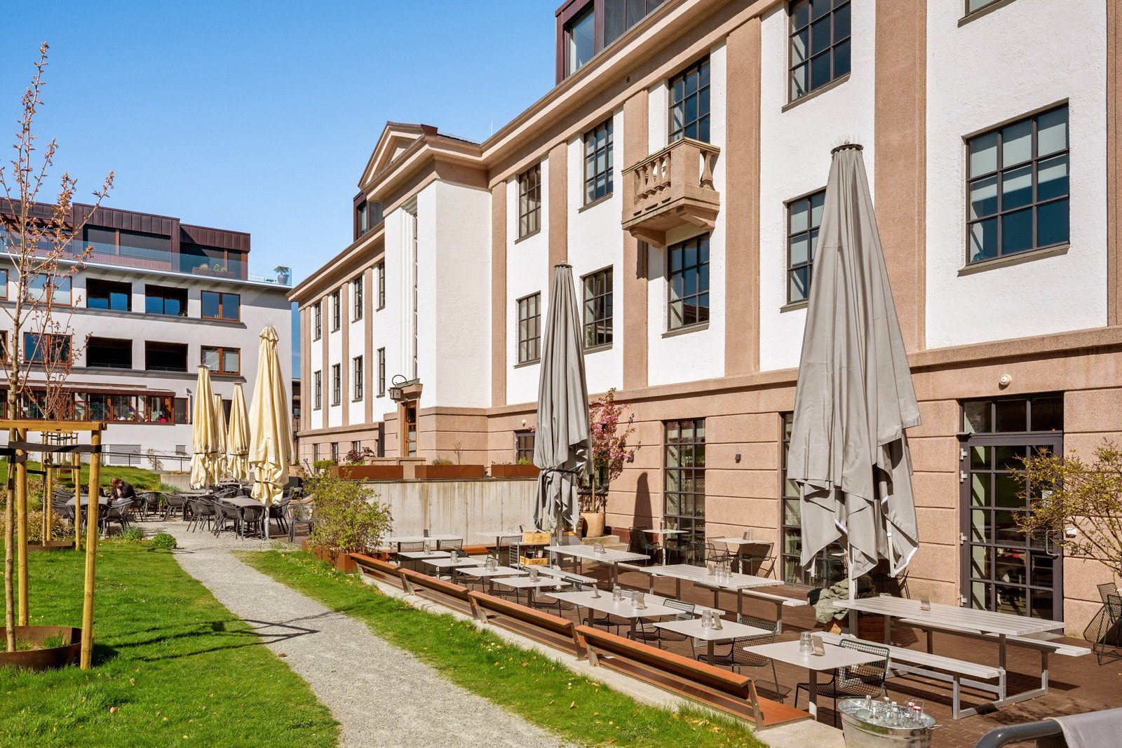 Også en vinbar og Matmagasinet i nabobyggene, samt Kanelsnurren og Lervig Local i samme bygg som leiligheten. Galleribilde