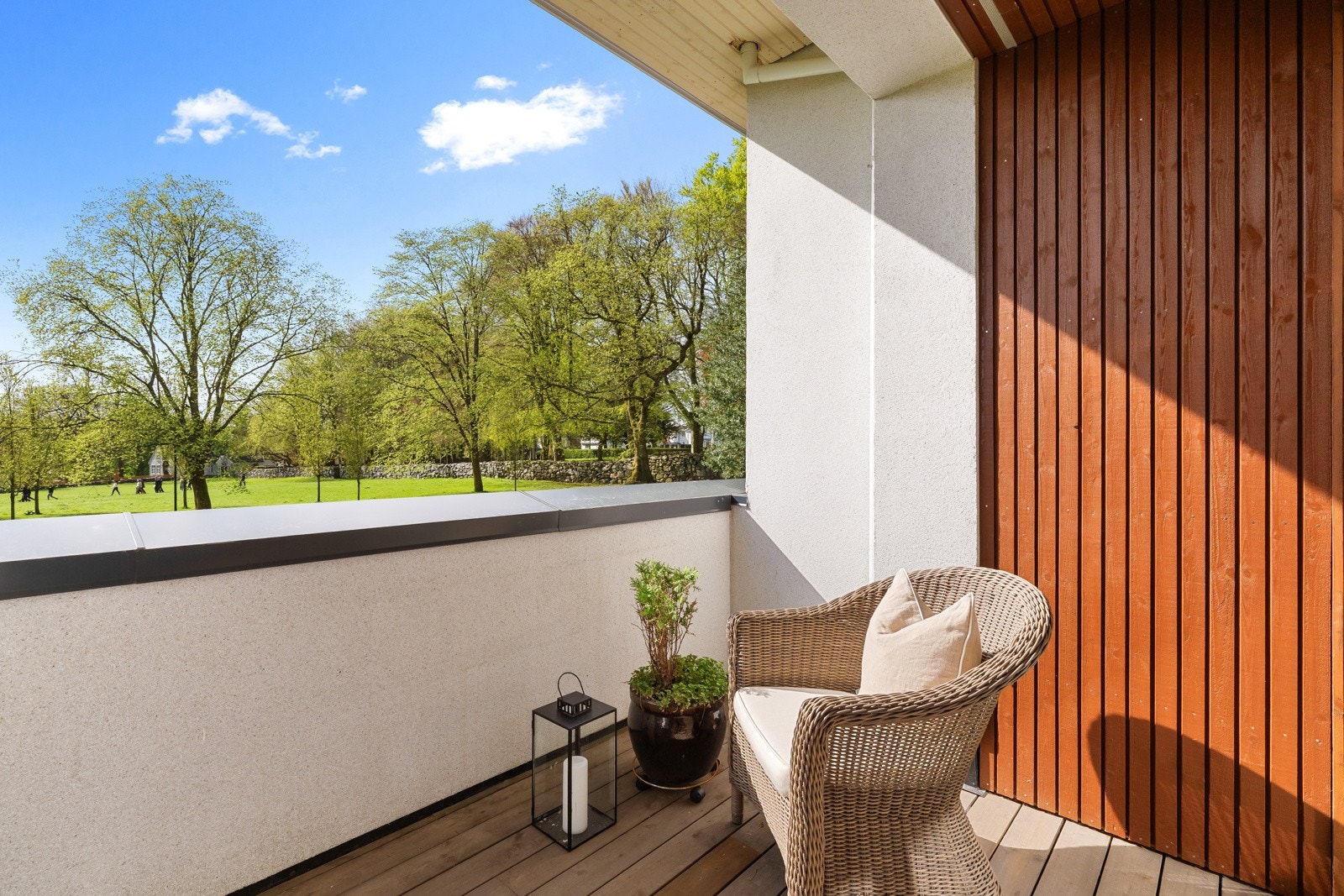 Bygget har lys fasade i pusset mur, vinduer og balkongdører fra 2019 i eikerammer og fasadedetaljer i matchende kledning. Galleribilde