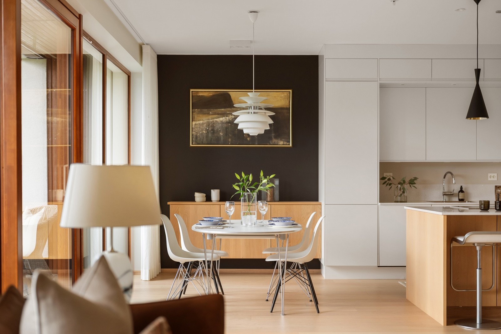 Ved siden av kjøkkenet er det god plass til en spisegruppe. Galleribilde